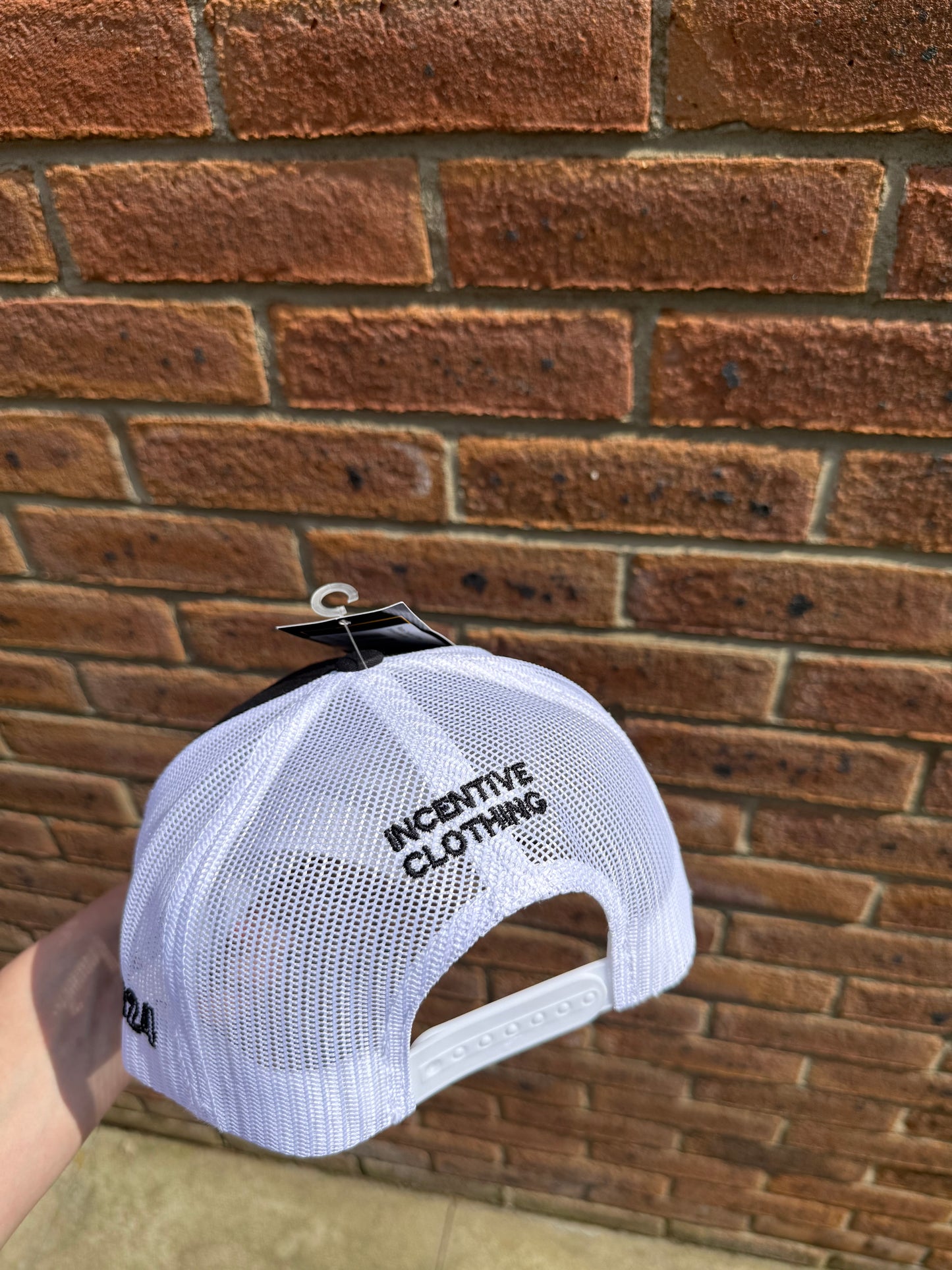 BLACK / WHITE HOLO CAP