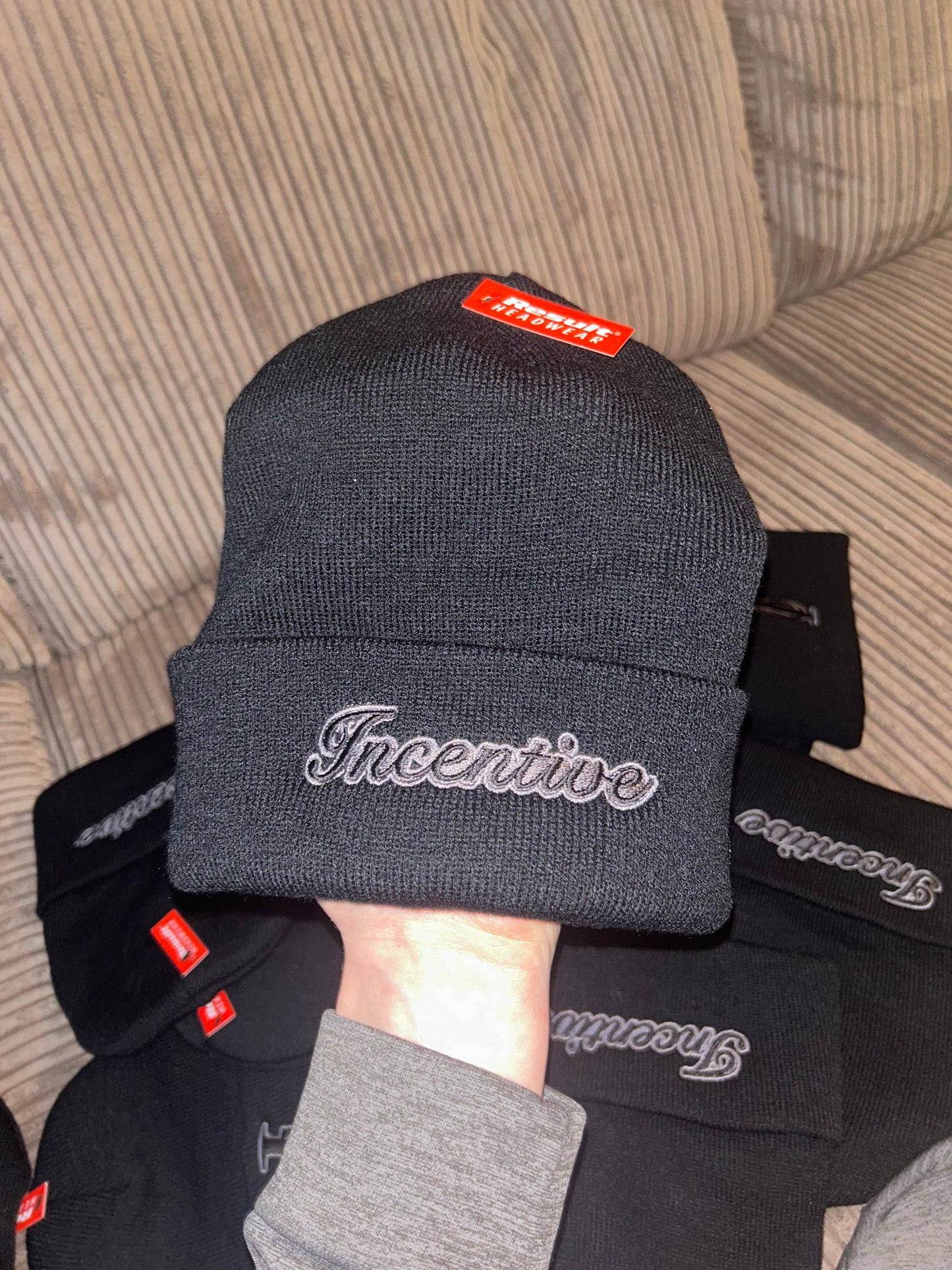 BLACK ESSENTIAL LOGO BEANIE